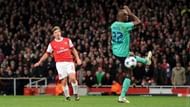 Andriy Arshavin scores against Barcelona